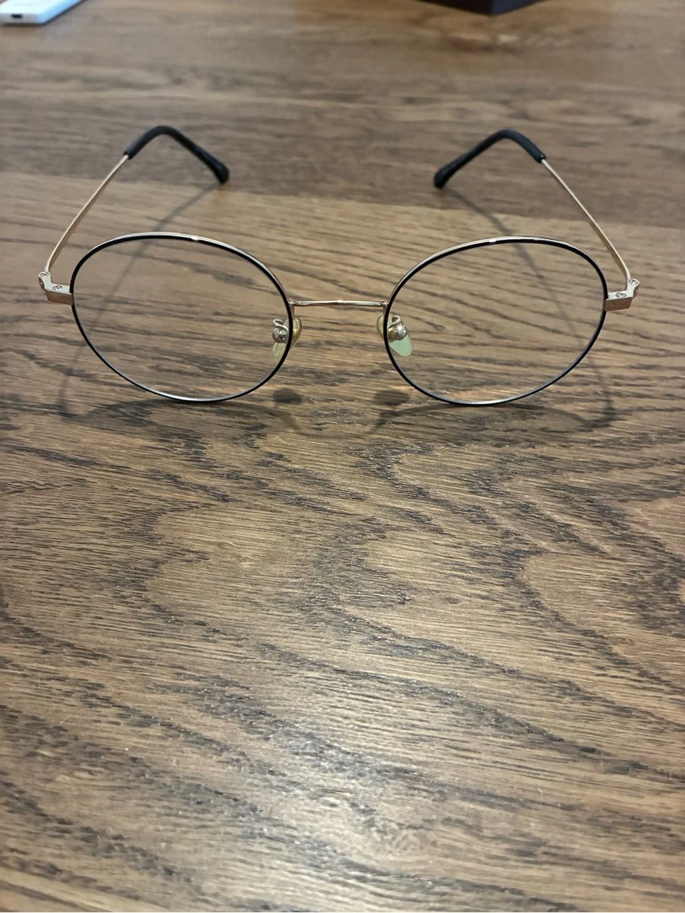 Gold Round Metal Frame Decorative Eyewear Accent